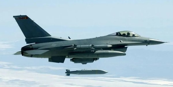 F-16 전투기에서 합동원격무기(JSOW)가 투하 발사되고 있다. 사진=미국 공군