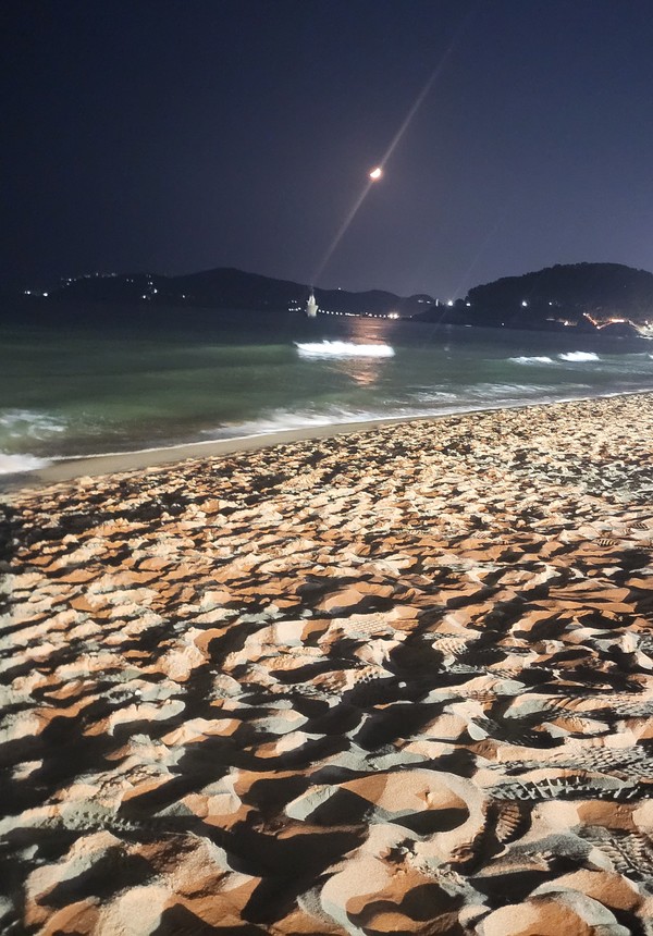 조각달이 뜬 해운대 해변의 모레사장과 밀려오는 바닷물이 기묘한 풍경을 연출하고있다. 사진=박태정 기자