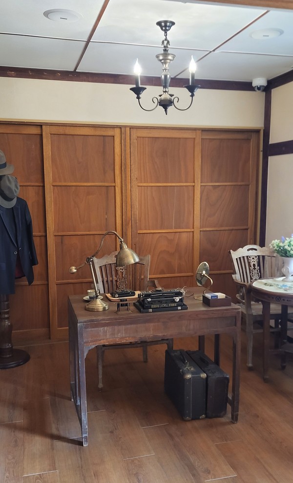 '푸른집'에 전시돼 있는 이효석의 집필 책상. 사진=박준환 기자