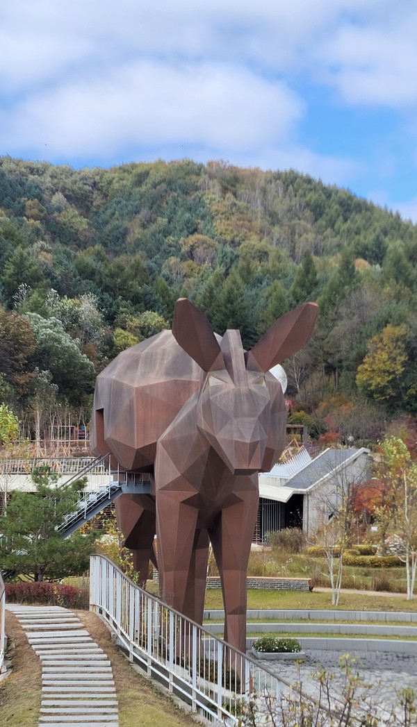 '메밀꽃 필 무렵'의 허생원이 물건을 싣고 다닌 나귀를 크게 만든 '달빛나귀 전망대'. 사진=박준환 기자