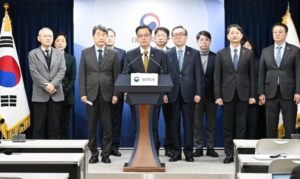 최상목 경제부총리 겸 기획재정부 장관(가운데)이 27일 정부서울청사에서 국무위원들과 함께 한덕수 대통령 권한대행 국무총리 탄핵 소추를 재고할 것을 촉구하고 있다. 사진=기획재정부