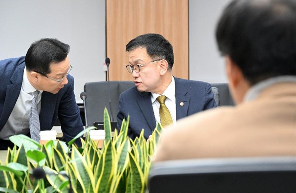 최상목 부총리 겸 기획재정부장관이 27일 오전 한국수출입은행에서 한국은행 총재, 금융위원장, 금융감독원 수석부원장과 함께 연 긴급 거시경제· 금융현안 간담회에서 현안을 논의하고 있다. 사진=기획재정부