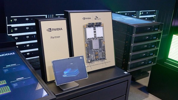 SK하이닉스가 개발한 HBM3E 16단 제품을 엔비디아(NVIDIA)의 GB200에 적용한 제품. 사진=SK하이닉스