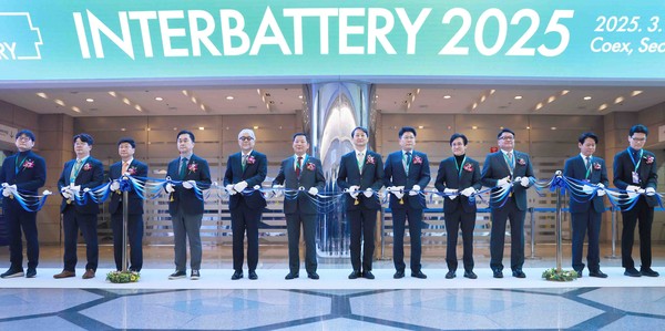 5일 서울 삼성동 코엑스에서 개막한 '인터배터리 2025'에서 안덕근 산업통상자원부 장관과 김종민 의원, 구자균 LS일렉트릭 회장 등 귀빈들이 테이프 커팅 기념식을 하고 있다. 사진=산업통상자원부