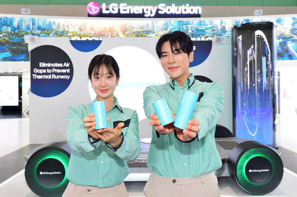 5일 서울 강남구 삼성동 코엑스에서 개막한 '인터배터리 2025'에서 LG에너지솔류션 관계자가 46배터리 시리즈를 보여주고 있다. 사진=LG에너지솔루션