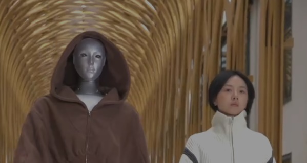 중국 로봇기업 유니트리가 내놓은 인간의 얼굴(바이오닉 얼굴)을 가진 휴머노이드 H2가 인간 모델과 함께 패션쇼 런웨이를 걷고 있다. 사진=유니트리