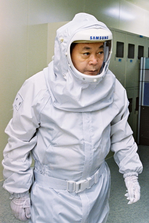 2004년 반도체 회사를 방문한 이건희 회장. 사진=삼성그룹