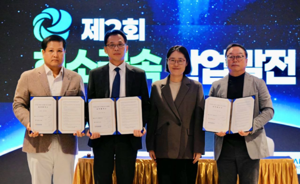 박경태 한국생산기술연구원 국가희소금속센터 소장, 이수환 고려아연 영업본부장, 나성화 산업통상부 산업공급망정책관, 오찬우 에이치케이머티리얼즈 상무(왼쪽부터)가 20일 서울 용산구 피스앤파크 컨벤션에서 열린 ‘제2차 희소금속 산업발전협의회’에서 상생협력 업무협약을 체결한 후 기념 사진 촬영을 하고있다. 사진=고려아연