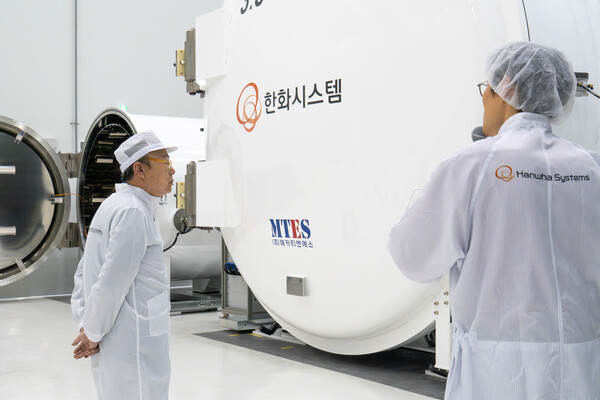 한화그룹 김승연 회장이 지난달 8일 한화시스템 제주우주센터에서 진공상태, 극저온(섭씨 영하 180도), 극고온(섭씨 150도) 환경을 모사한 우주환경 시험장을 살펴보고 있다. 사진=한화그룹