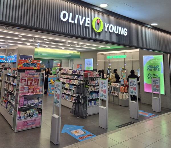 CJ올리브영이 글로벌몰에서 시즌 첫 세일에 들어간 가운데 2일 서울 용산구 아이파크몰 내 매장에서 고객들이 결제를 하고 있다. 사진=박준환 기자