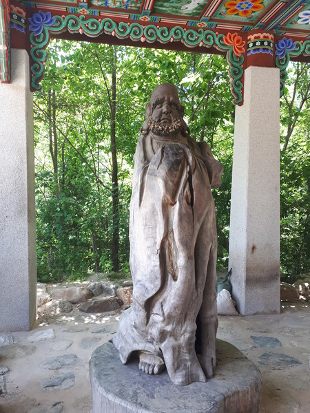 강원도 오대산 상원사 만화루 아래를 지키고 있는 목조 달마대사.사진=박준환 기자