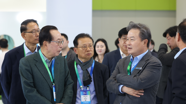 이동채 에코프로 창업주(오른쪽)가 13~15일 열린 '인터배터리 2026'에서 동원그룹 창업주 김재철 명예회장과 이야기를 나누고 있다. 에코프로 부스에는 동원그룹, 포스코홀딩스, LS 엠엔엠(LS MnM), LG화학, 고려아연, 한국전구체(KPC), 두산에너빌리티 등 이차전지와 에너지 분야 기업 주요 경영진들도 방문했다. 사진=에코프로