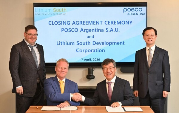 포스코홀딩스가 7일(현지시각) 아르헨티나 부에노스아이레스에서 리튬 사우스(Lithium South, LIS)사와 ‘옴브레 무에르토 노스’ 염호 광권 인수 계약을 마무리했다. (사진 왼쪽부터) 크리스토퍼 체리(Christopher P. Cherry) 리튬 사우스 CFO, 에이드리안 홉커크(Adrian Hobkirk) 리튬 사우스 CEO, 박현 포스코아르헨티나 법인장, 이주태 포스코홀딩스 대표이사 사장. 사진=포스코홀딩스