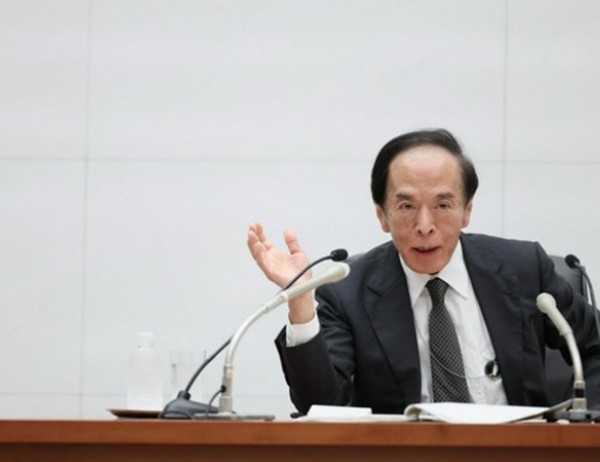 우에다 가즈오 일본은행 총재가 금융정책결정회의 후  기자회견에서 발언하고 있다. 사진=아사히신문 캡쳐