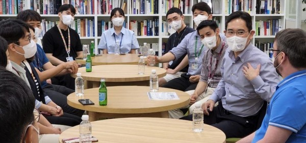삼성전자 노조가 성과급 상한 폐지 등을 요구하며 총파업을 예고했다. 사진은 이재용 삼성전자 부회장이 지난 2022년 임직원과 간담회를 갖고 있는 모습. 사진=삼성전자