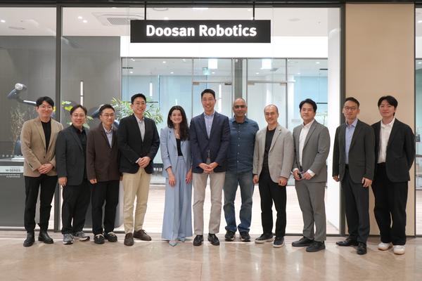 미국 인공지능(AI) 선두기업 엔비디아 젠슨 황 엔비디아 최고경영자(CEO)의 장녀인 매디슨 황 옴니버스·로보틱스 제품 마케팅 수석 이사가 경기도 성남시 두산로보틱스 이노베이션 센터에서 양사 협력 방안을 논의한 후 기념 사진 촬영을 위해 포즈를 취하고 있다. 사진=두산로보틱스