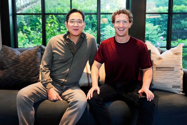 이재용 삼성전자 회장이 지난 2024년 6월 미국 서부 팔로 알토에 있는 마크 저커버그(Mark Zuckerberg) 메타 최고경영자(CEO) 자택에서 기념 사진을 촬영하기 위해 포즈를 취하고 있다. 사진=삼성전자