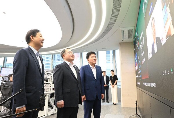 구윤철 부총리 겸 재정경제부 장관과  문지성 한국은행 부총재보, 함영주 하나금융지주 회장이 6일 하나은행 24시간 외환시장 개장 계기 딜링룸 방문해 전광판을 보고 있다. 사진=재정경제부