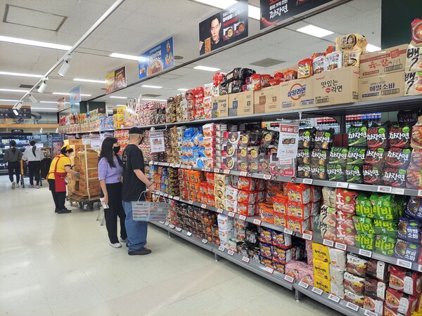 채소가격과 가공식품 가격이 오르면서 8월 소비자물가지수(CPI)가 1년 전에 비해 3.1% 상승했다. 서울 용산구의 한 대형 마트에서 소비자들이 라면을 살펴보고 있다. 사진=박준환 기자